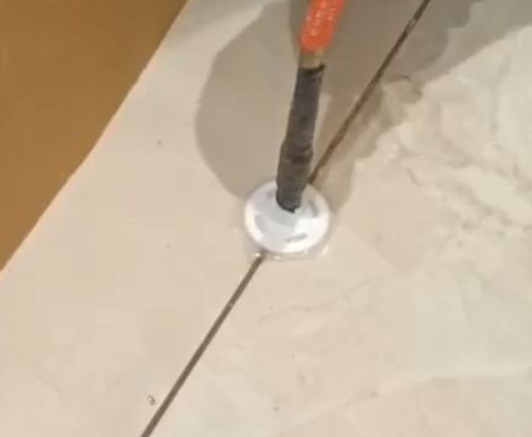 甘肃瓷砖空鼓维修公司专业解答瓷砖在铺贴过程中，如果没有涂抹均匀到位的粘结材料（如水泥砂浆或瓷砖胶），可能会导致以下问题
